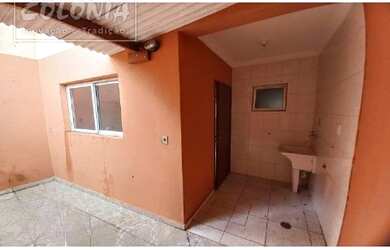 Imagem: A casa possui 2 Dormitórios, 2 Banheiros, 2 Vagas na garagem