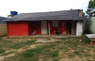 Imagem: A casa possui 3 Dormitórios, 1 Banheiro, 2 Vagas na garagem