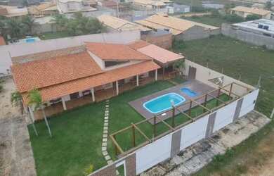 Imagem: A casa possui 3 Dormitórios, 4 Banheiros, 5 Vagas na garagem