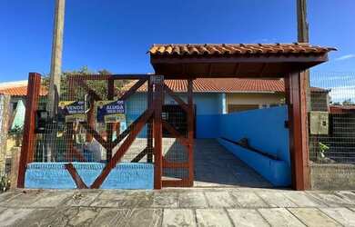 Imagem: A casa possui 3 Dormitórios, 2 Banheiros, 1 Vaga na garagem