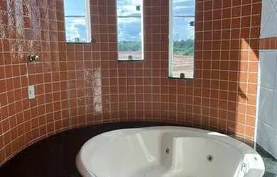 Imagem: A casa em condomínio possui 4 Dormitórios, 4 Banheiros, 4