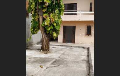 Imagem: A casa possui 3 Dormitórios, 2 Banheiros, 5 Vagas na garagem