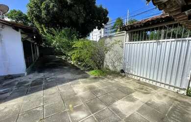 Imagem: A casa possui 3 Dormitórios, 2 Banheiros, 5 Vagas na garagem