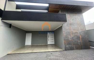 Imagem: A casa possui 3 Dormitórios, 4 Banheiros, 2 Vagas na garagem