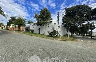 Imagem: A casa possui 4 Dormitórios, 3 Banheiros, 238m² de Área