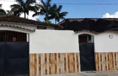 Imagem: A casa possui 2 Dormitórios, 2 Banheiros, 3 Vagas na garagem