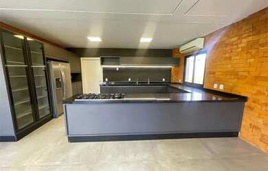 Imagem: A casa em condomínio possui 3 Dormitórios, 4 Banheiros, 2