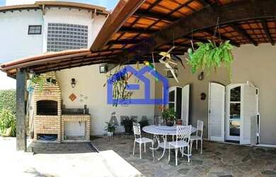 Imagem: A casa possui 4 Dormitórios, 4 Banheiros, 2 Vagas na garagem