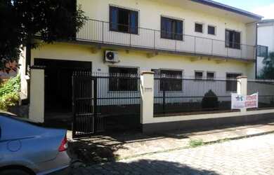 Imagem: A casa possui 5 Dormitórios, 3 Banheiros, 3 Vagas na garagem