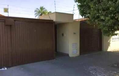 Imagem: A casa possui 2 Dormitórios, 1 Banheiro, 3 Vagas na garagem