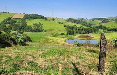 Imagem: O terreno possui 2200m² de Área e está localizado em Cidade
