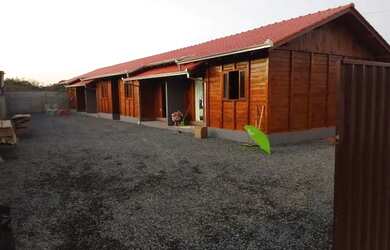 Imagem: A casa possui 5 Dormitórios, 4 Banheiros, 1 Vaga na garagem