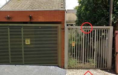 Imagem: A casa possui 3 Dormitórios, 1 Banheiro, 2 Vagas na garagem