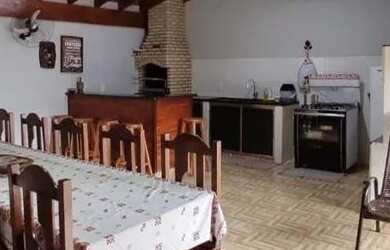 Imagem: A casa possui 3 Dormitórios, 2 Banheiros, 2 Vagas na garagem