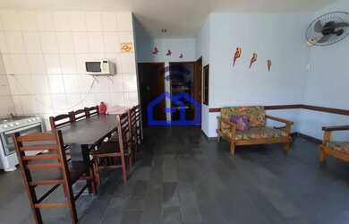 Imagem: A casa possui 4 Dormitórios, 2 Banheiros, 3 Vagas na garagem