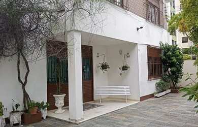 Imagem: A casa possui 3 Dormitórios, 3 Banheiros, 5 Vagas na garagem