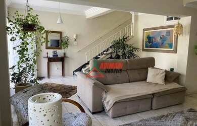 Imagem: A casa possui 3 Dormitórios, 4 Banheiros, 2 Vagas na garagem