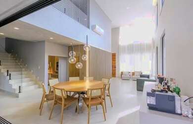 Imagem: A casa em condomínio possui 4 Dormitórios, 4 Banheiros, 4