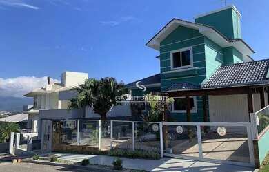 Imagem: A casa possui 3 Dormitórios, 3 Banheiros, 2 Vagas na garagem