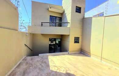 Imagem: A casa possui 3 Dormitórios, 2 Banheiros, 2 Vagas na garagem