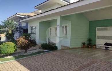 Imagem: A casa em condomínio possui 4 Dormitórios, 5 Banheiros, 3