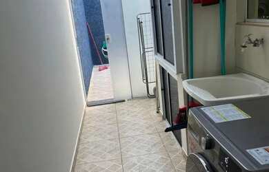 Imagem: A casa possui 3 Dormitórios, 3 Banheiros, 2 Vagas na garagem