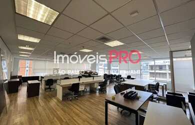 Imagem: O depósito possui 5 Vagas na garagem, 204m² de Área e está