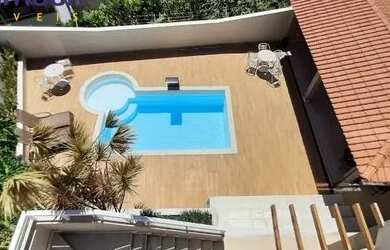 Imagem: A casa possui 4 Dormitórios, 5 Banheiros, 5 Vagas na garagem