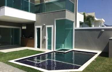 Imagem: A casa possui 4 Dormitórios, 2 Banheiros, 3 Vagas na garagem