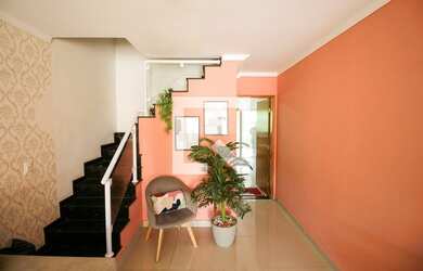 Imagem: A casa possui 2 Dormitórios, 3 Banheiros, 5 Vagas na garagem