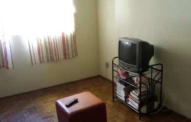 Imagem: O apartamento possui 2 Dormitórios, 1 Banheiro, 1 Vaga na garagem