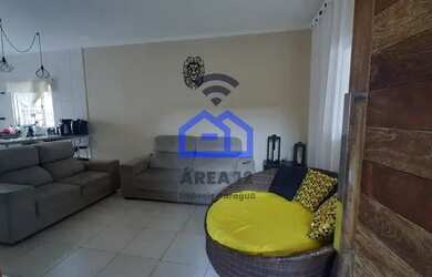 Imagem: A casa possui 3 Dormitórios, 3 Banheiros, 4 Vagas na garagem