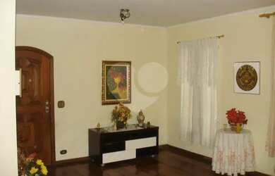 Imagem: A casa possui 4 Dormitórios, 3 Banheiros, 3 Vagas na garagem