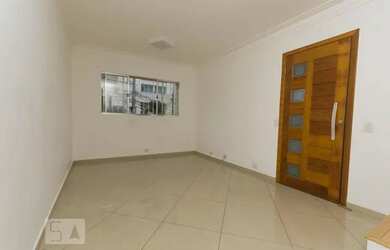 Imagem: A casa possui 3 Dormitórios, 2 Banheiros, 3 Vagas na garagem