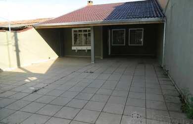 Imagem: A casa possui 3 Dormitórios, 2 Banheiros, 4 Vagas na garagem