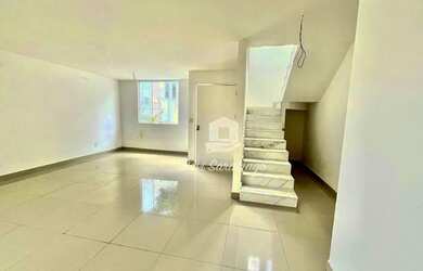 Imagem: A casa possui 3 Dormitórios, 3 Banheiros, 2 Vagas na garagem