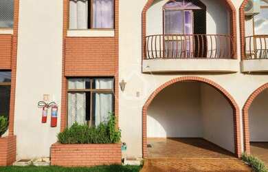 Imagem: A casa possui 3 Dormitórios, 2 Banheiros, 2 Vagas na garagem