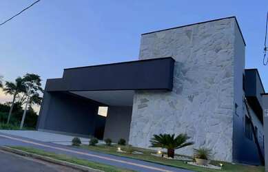 Imagem: A casa possui 3 Dormitórios, 4 Banheiros, 3 Vagas na garagem