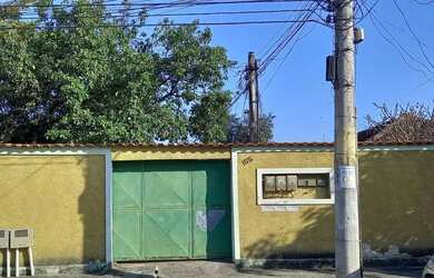 Imagem: A casa possui 4 Dormitórios, 3 Banheiros, 5 Vagas na garagem