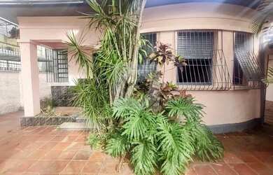 Imagem: A casa possui 5 Dormitórios, 2 Banheiros, 4 Vagas na garagem