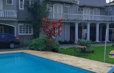 Imagem: A casa possui 5 Dormitórios, 5 Banheiros, 4 Vagas na garagem