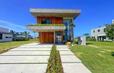 Imagem: A casa em condomínio possui 4 Dormitórios, 5 Banheiros, 2