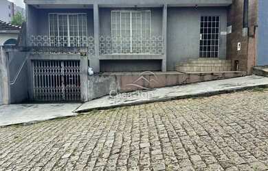 Imagem: A casa possui 4 Dormitórios, 2 Banheiros, 1 Vaga na garagem