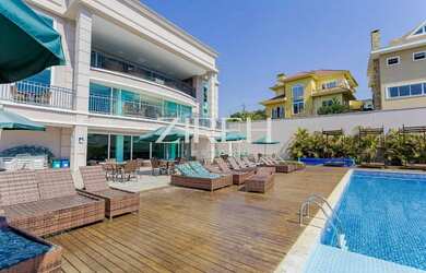 Imagem: A casa em condomínio possui 4 Dormitórios, 5 Banheiros, 2