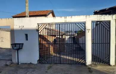 Imagem: A casa possui 2 Dormitórios, 2 Banheiros, 2 Vagas na garagem