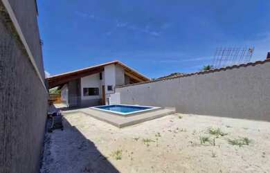 Imagem: A casa possui 3 Dormitórios, 2 Banheiros, 2 Vagas na garagem