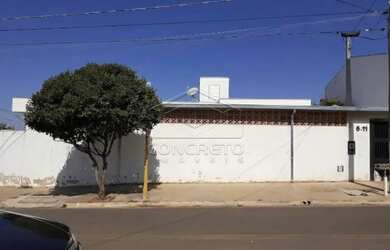 Imagem: A casa possui 3 Dormitórios, 1 Banheiro, 2 Vagas na garagem