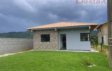 Imagem: A casa possui 2 Dormitórios, 1 Banheiro, 1 Vaga na garagem