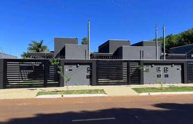 Imagem: A casa possui 2 Dormitórios, 2 Banheiros, 3 Vagas na garagem