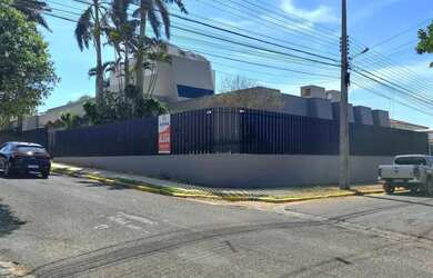 Imagem: A casa possui 4 Dormitórios, 5 Banheiros, 2 Vagas na garagem